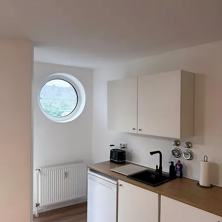 Zentrales Mit Dachterrasse Und Parkplatz